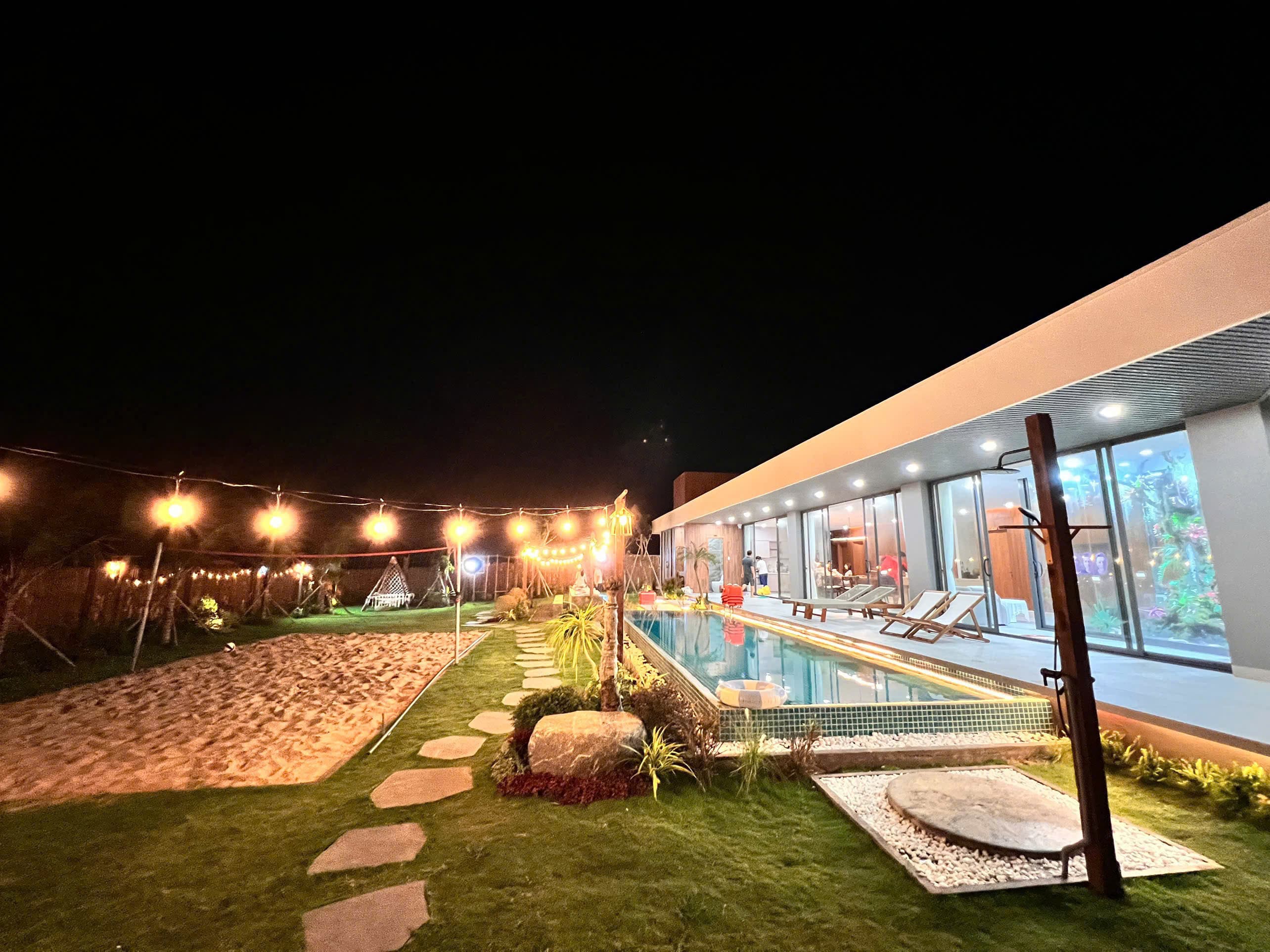 Villa lung linh dưới ánh đèn đêm