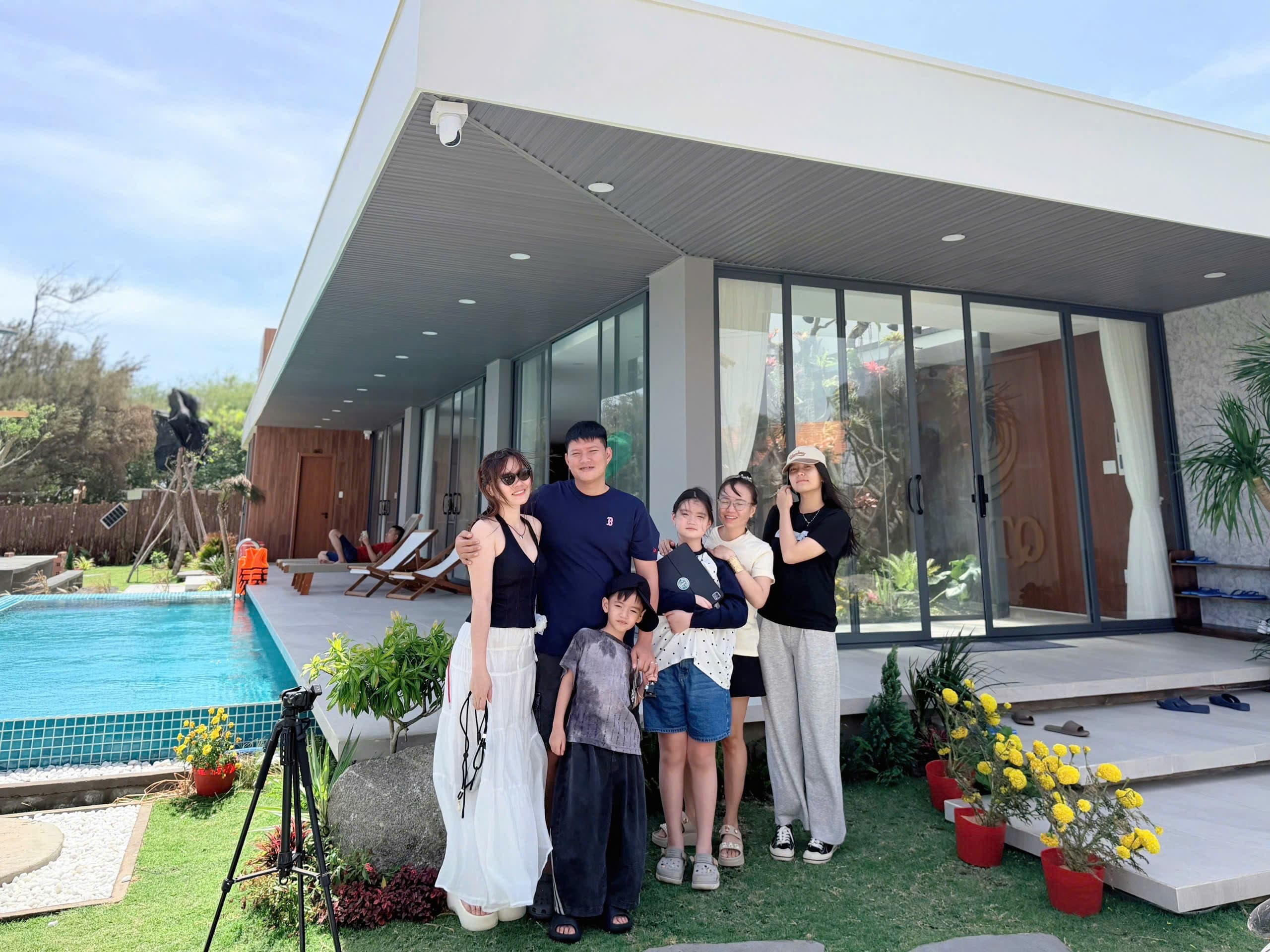 Gia đình chụp kỷ niệm bên hồ bơi