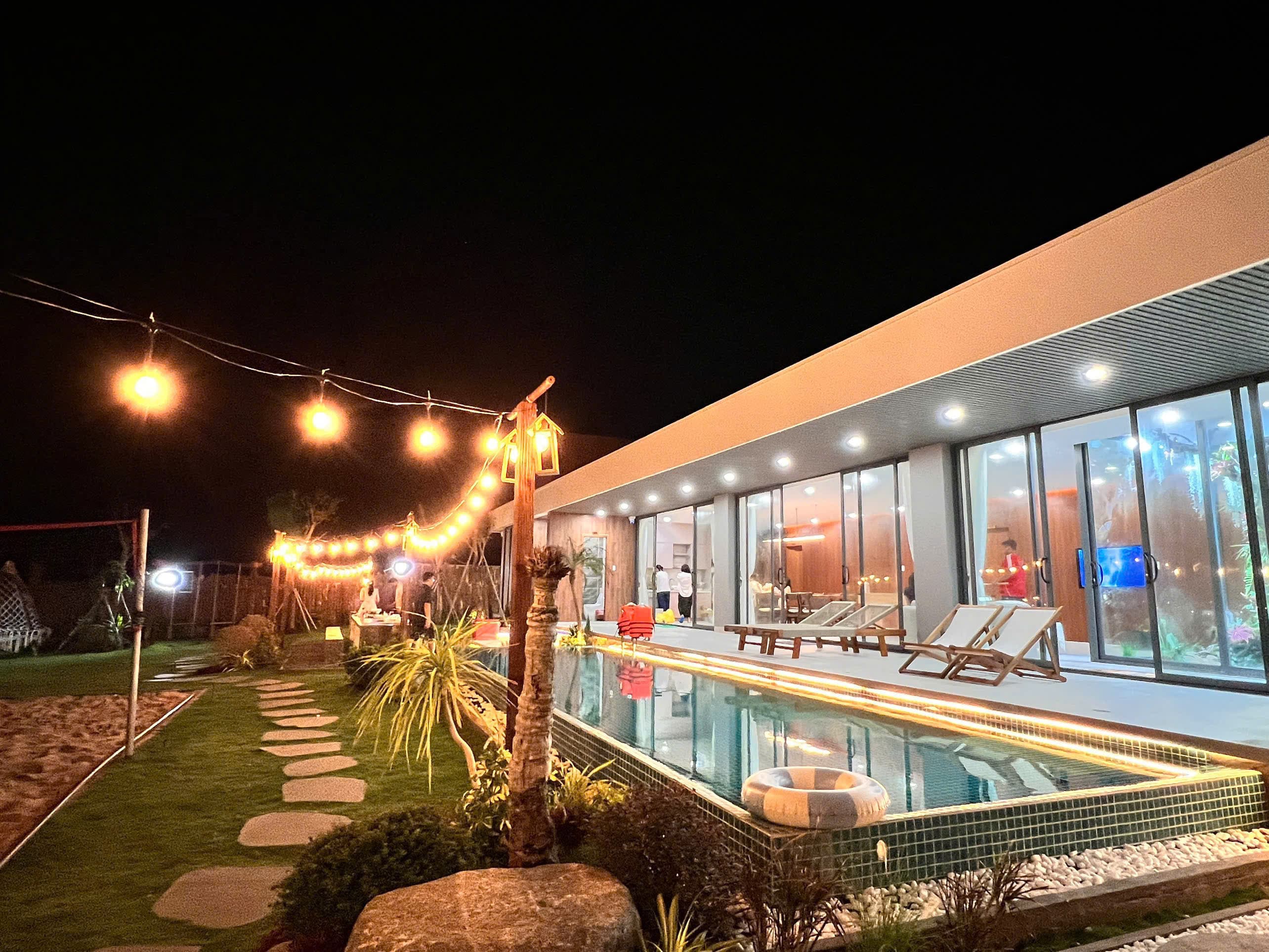 Hồ bơi và villa về đêm