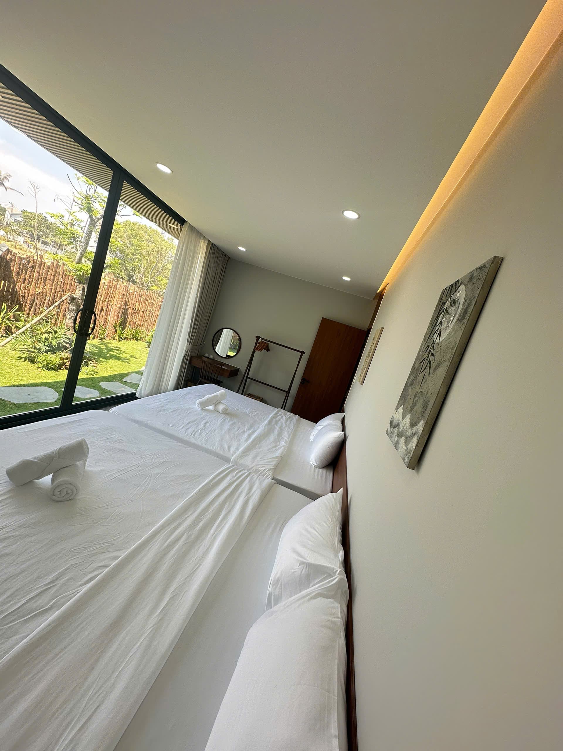 Phòng ngủ ánh đèn vàng ấm, view vườn