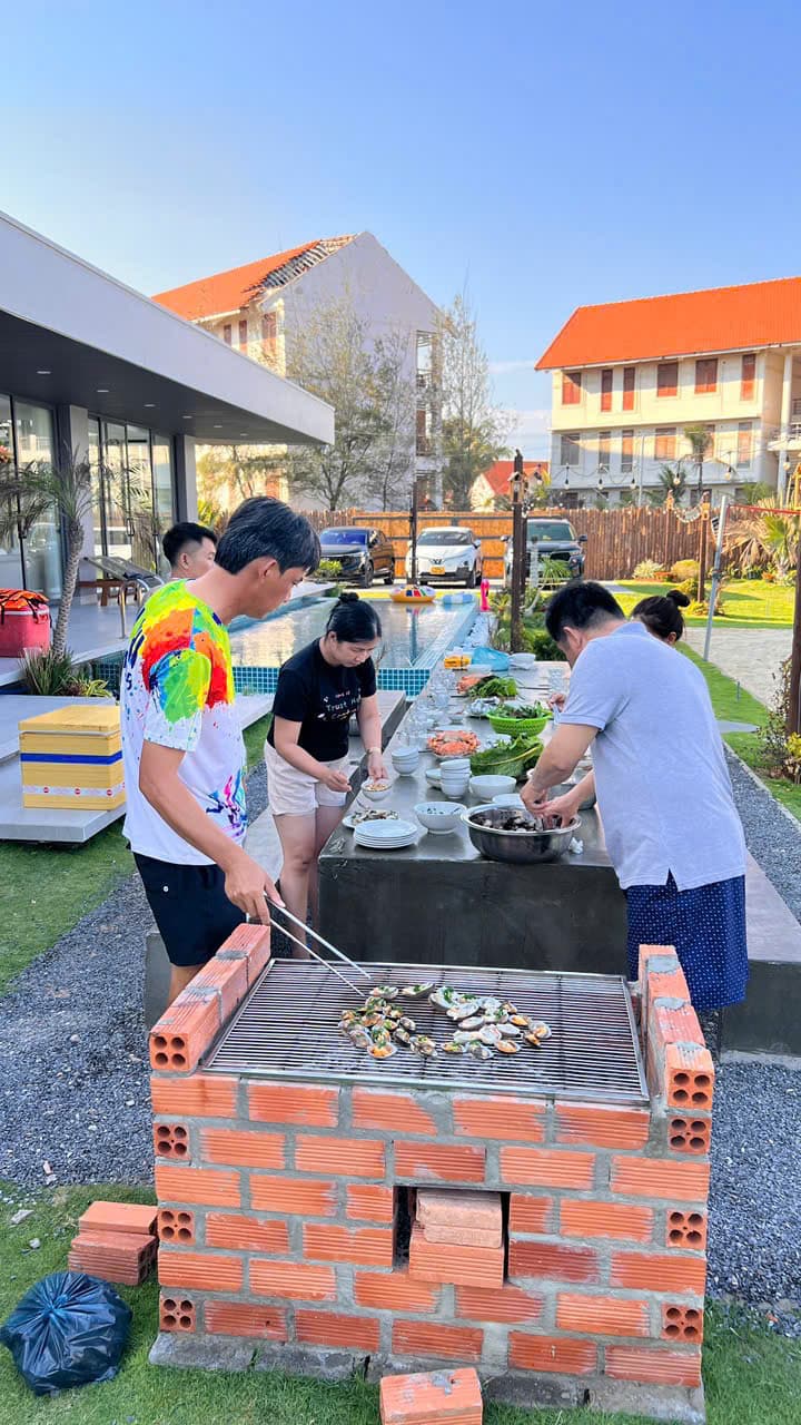 BBQ bên hồ bơi buổi chiều