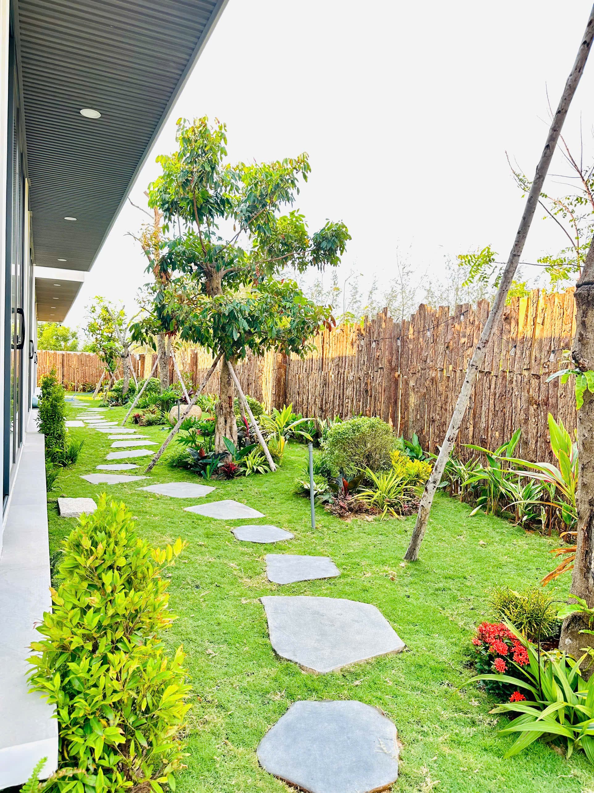 Lối đi dạo bên hông villa