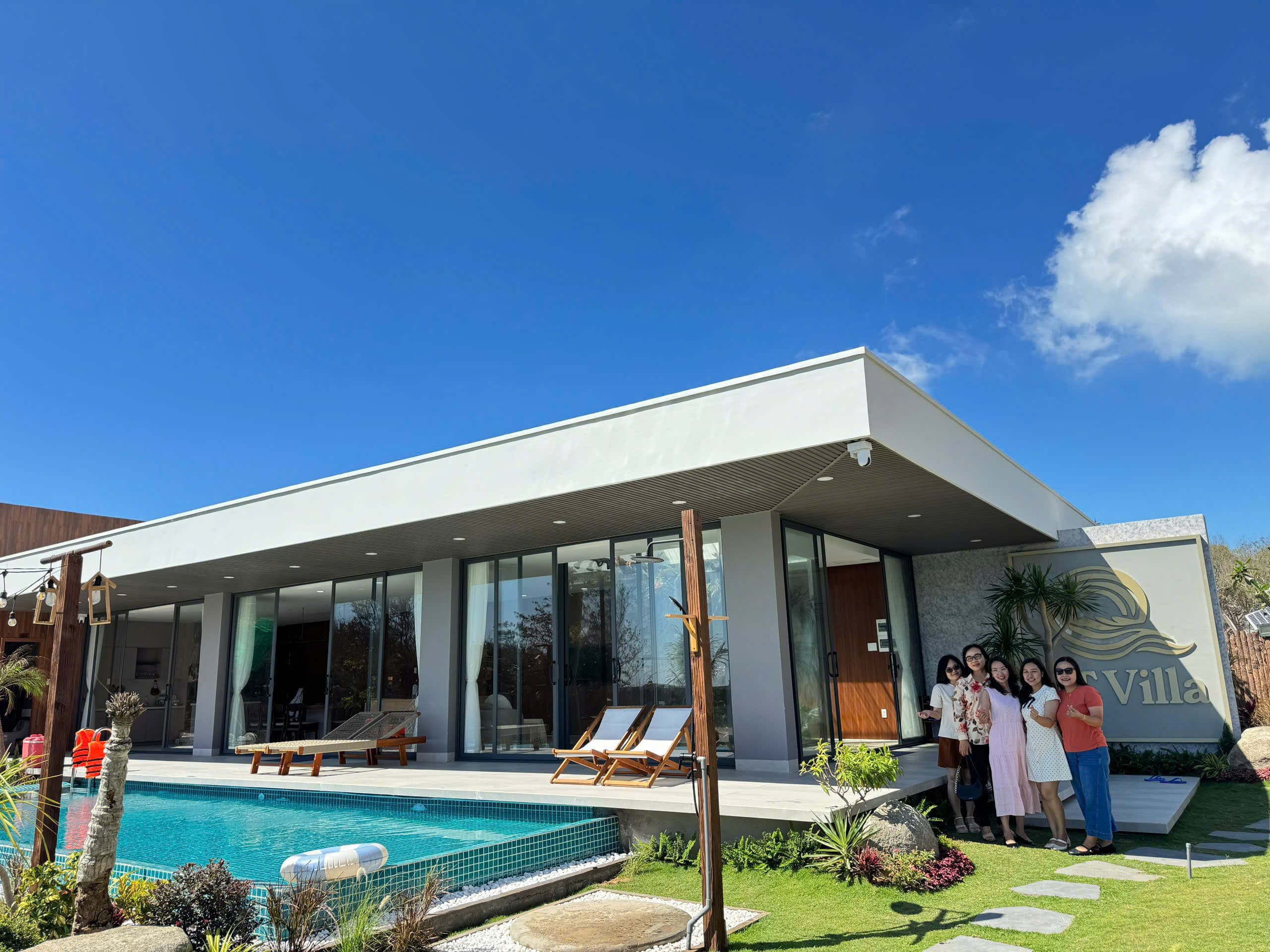 Nhóm bạn chụp ảnh kỷ niệm tại QT Villa