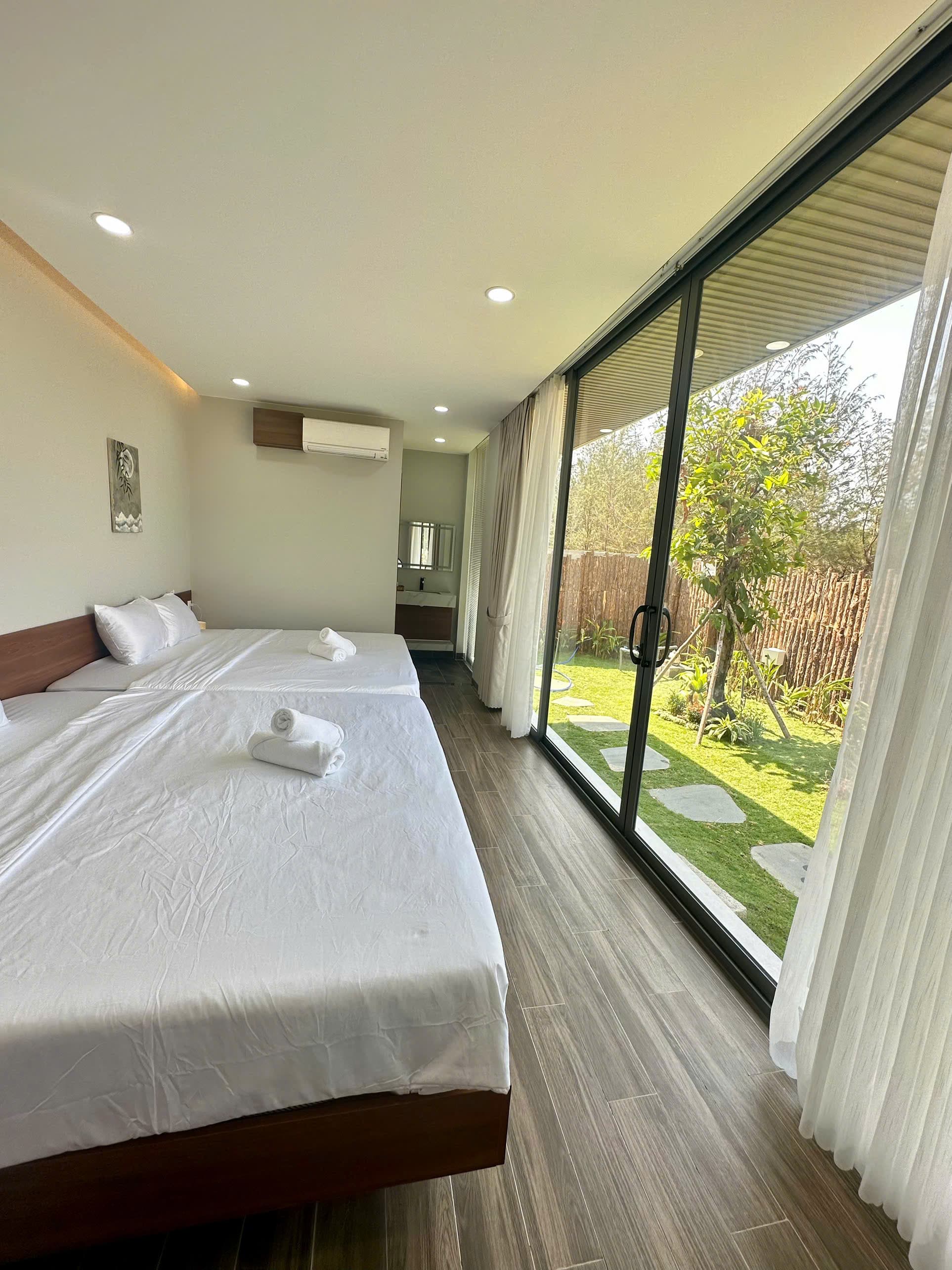 Phòng ngủ cửa kính nhìn ra vườn riêng