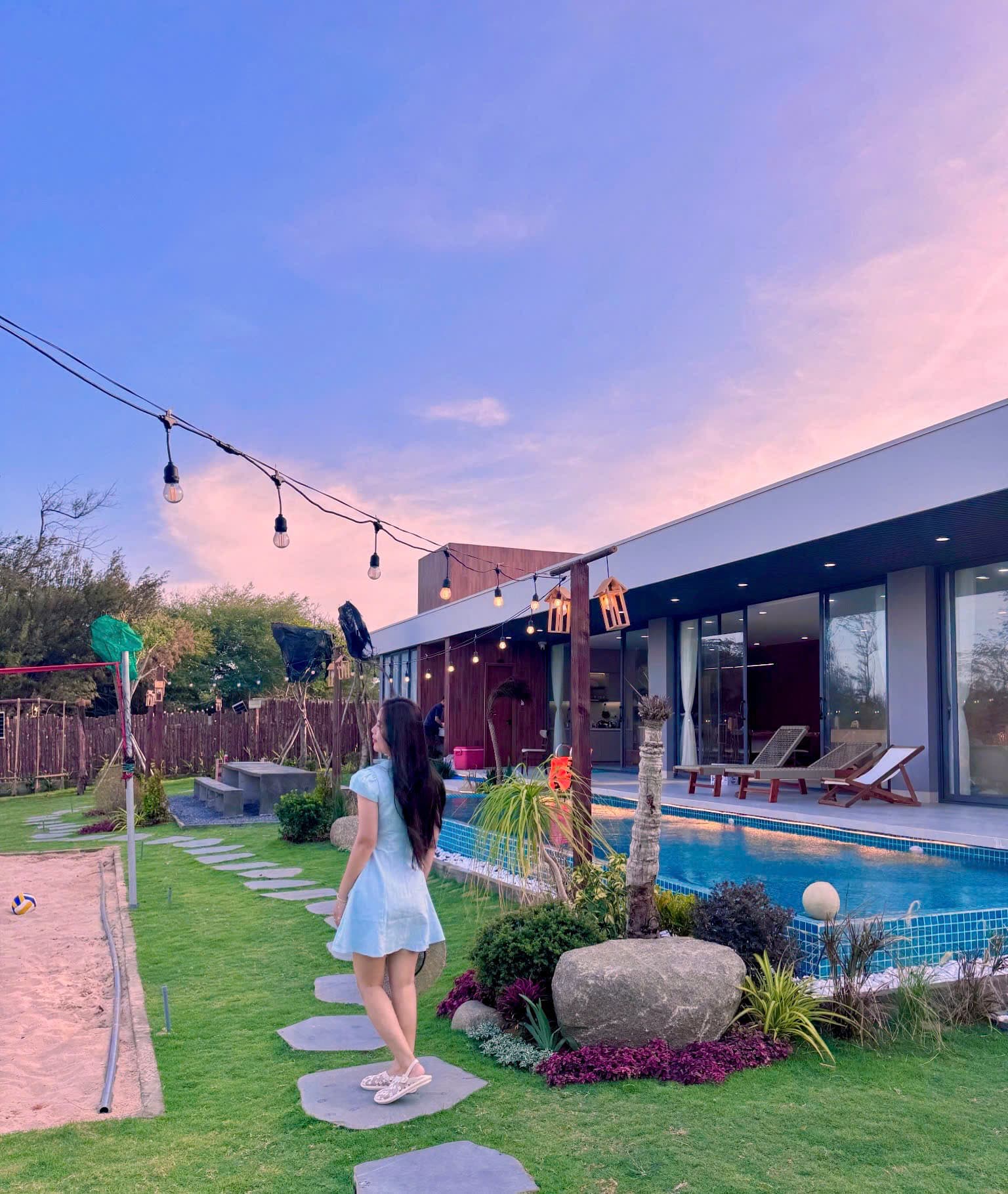 Dạo bước tới villa trong ánh hoàng hôn