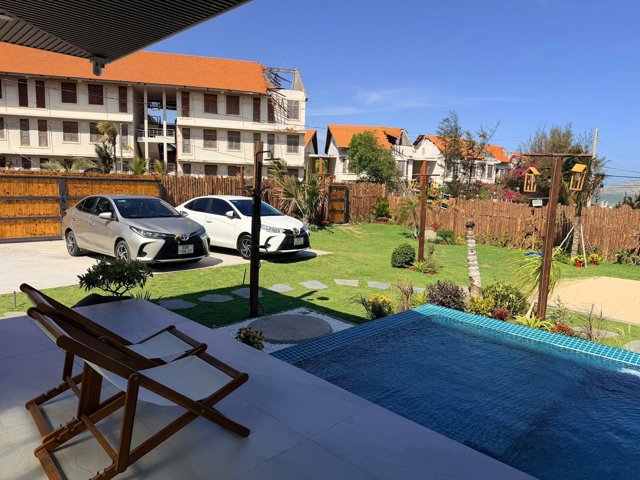 Sân hồ bơi với ghế nằm thoải mái