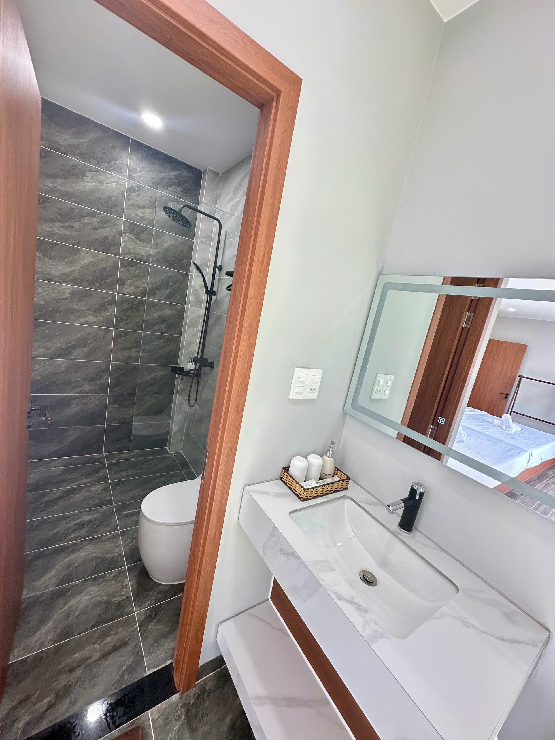 Phòng tắm đứng với gạch đá cao cấp