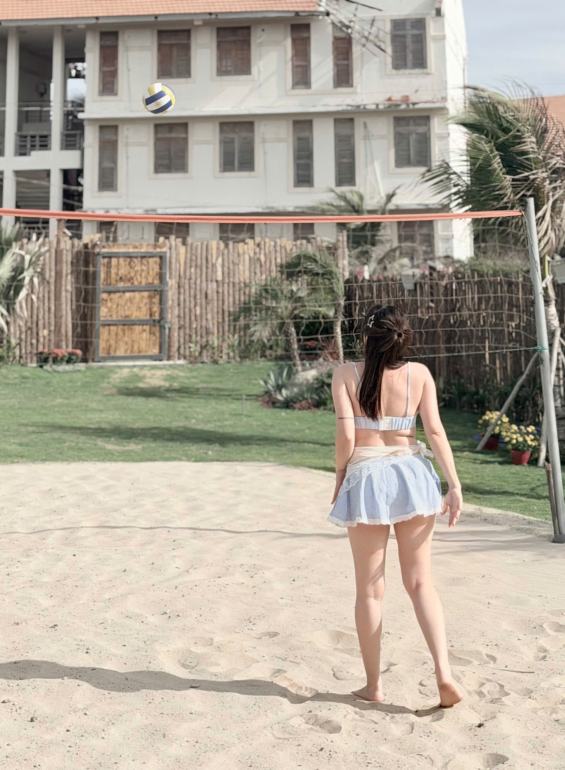 Chơi bóng chuyền bãi cát riêng