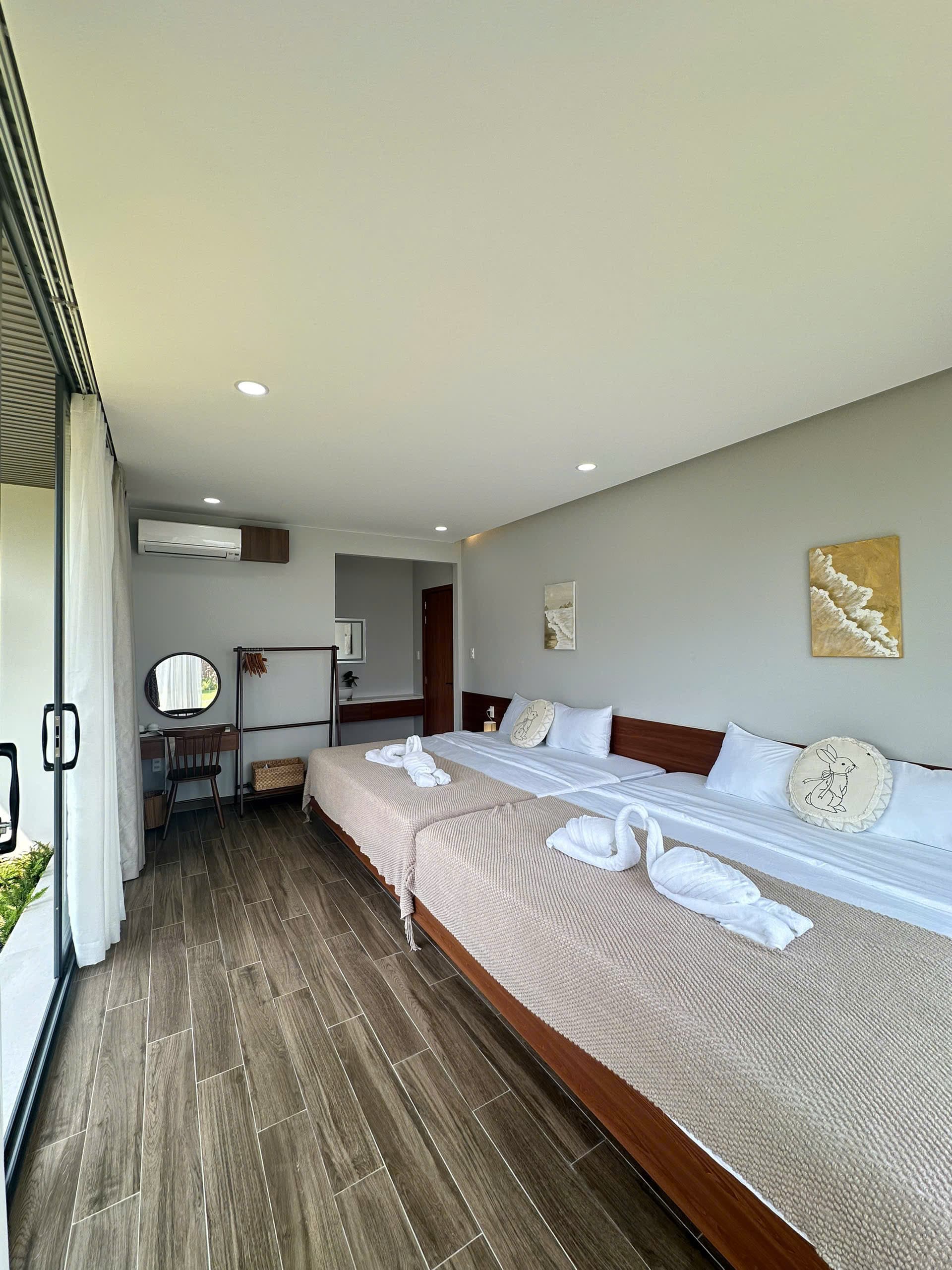 Villa và hồ bơi dưới bóng dừa lúc chiều tà
