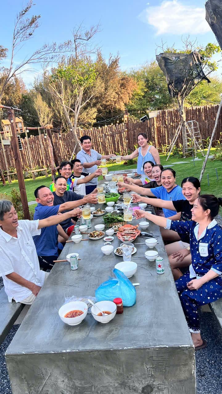 Nâng ly chúc mừng ngoài trời