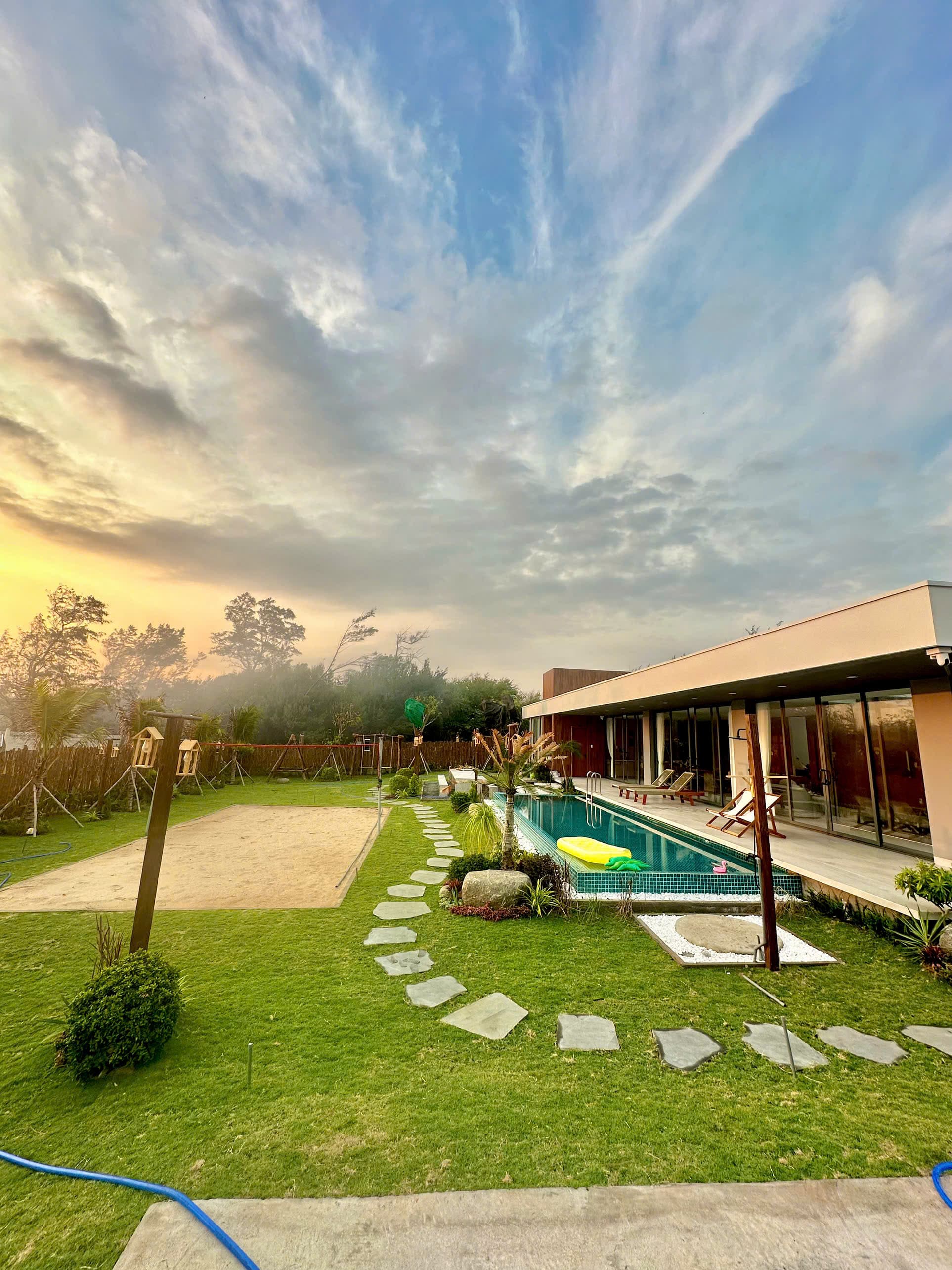 QT Villa hồ bơi hoàng hôn